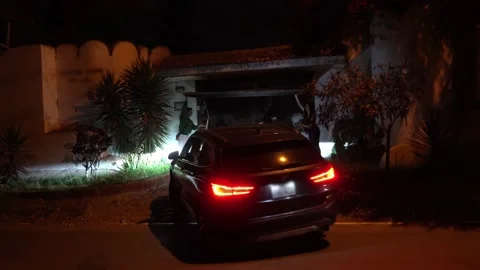 Two friends holding a gate door of a country house for a car to enter and Vidéo 170012312