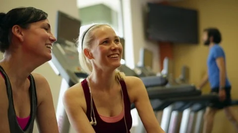 Two friends laughing while at the gym. Vidéo 88404625
