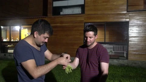 Two friends putting together a corn shell seasoning for the grill Vidéo 199501636