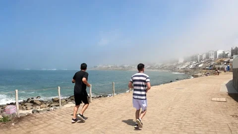 Two friends running on the beach in 4k 库存影片 195127244
