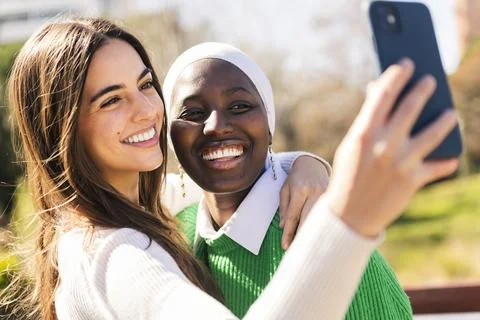 Two friends smiling while taking selfie photo Foto stock