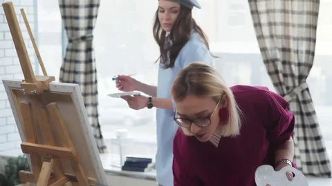 Two friends spend time together, laughing and painting. Vidéo 84484391