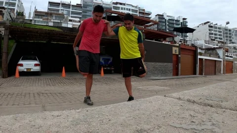 Two friends stretching for a run on the beach Vidéo 195129670