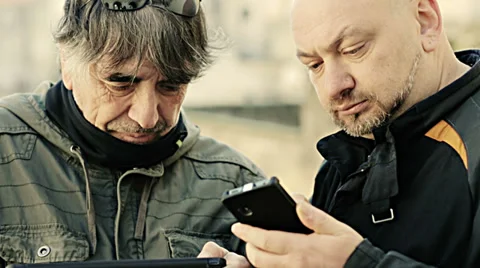 Two friends synchronising a smartphone and tablet computer Vídeos de archivo 34278262