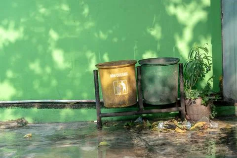 Two garbage bins, one yellow labeled non-organic and one green Stock Photos