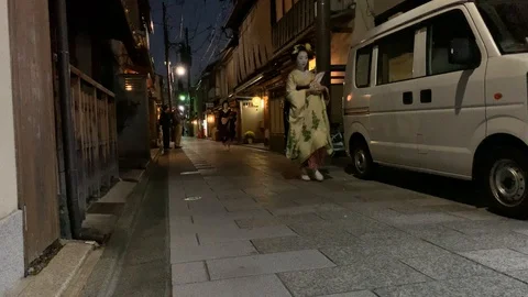 Two geishas walking down the old Miyagawa-cho district in Kyoto Vídeo Stock 129667603