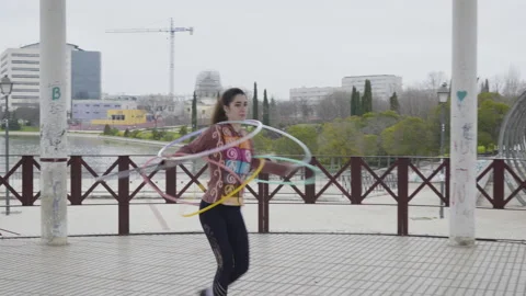 Two Generation Z friends playing with Hula Hoop rings 库存影片 130402803