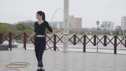 Two Generation Z friends playing with Hula Hoop rings 库存影片 130403631