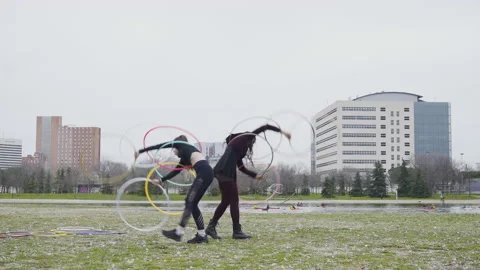 Two Generation Z friends playing with Hula Hoop rings 库存影片 130429571