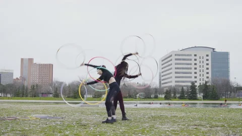 Two Generation Z friends playing with Hula Hoop rings 库存影片 130429734