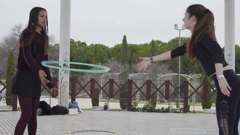 Two Generation Z friends playing with Hula Hoop rings 库存影片 130429966