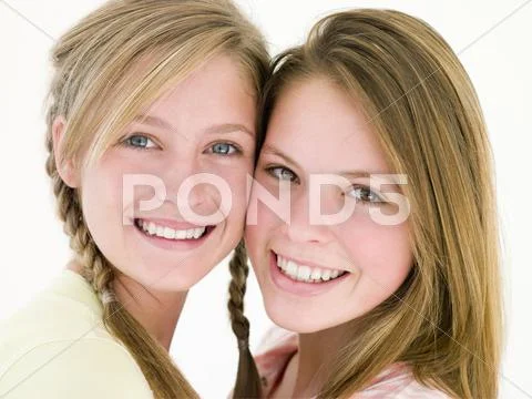Two girl friends together smiling Stock-Fotos