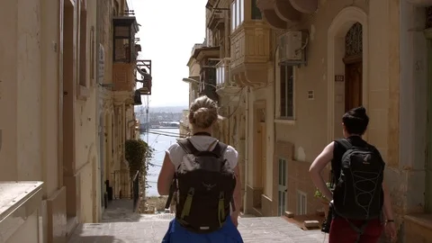 Two girl walking on Streets of Malta 库存影片 89134953