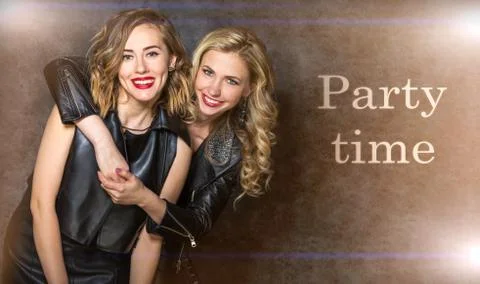 Two girlfriends and party time Foto stock