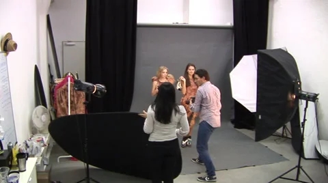 Two girlfriends during the fitting Vídeo Stock 32241179