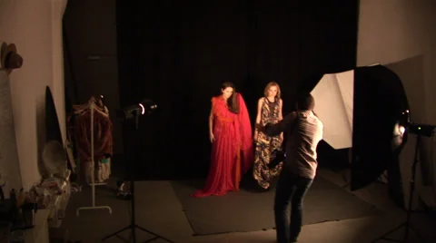 Two girlfriends during the fitting Vídeo Stock 32241182