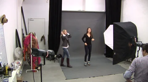 Two girlfriends during the fitting Vídeo Stock 32241188