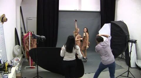 Two girlfriends during the fitting Vídeo Stock 32241190