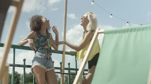 Two girlfriends enjoying summer. 動画素材 65516256