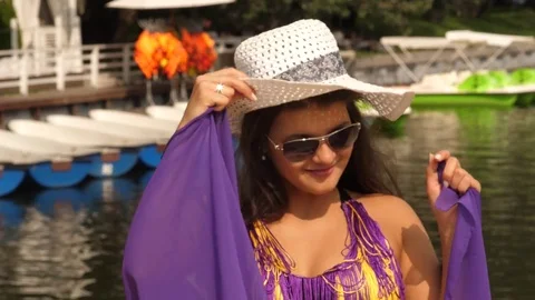 Two girlfriends have on the beach 库存影片 84597320