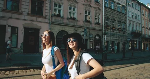 Two Girlfriends Sightseeing 動画素材 112506833