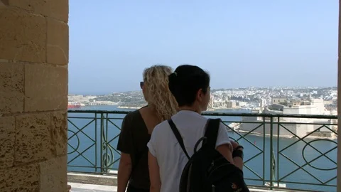 Two girls On Balcony At Upper Barraca Gardens, Valletta. Malta  库存影片 89134385