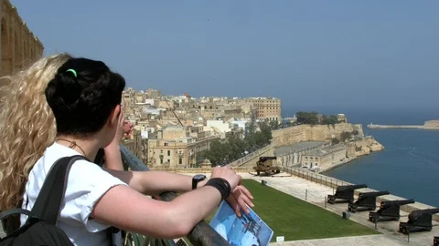 Two girls On Balcony At Upper Barraca Gardens, Valletta. Malta  스톡 동영상 89134609