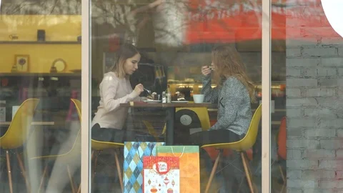 Two girls in a cafe. Stockbeeldmateriaal 84835281