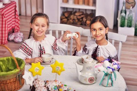 Two girls with easter eggs Foto stock