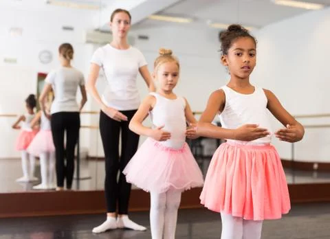 Two girls practicing choreographic elements Stockfoto's