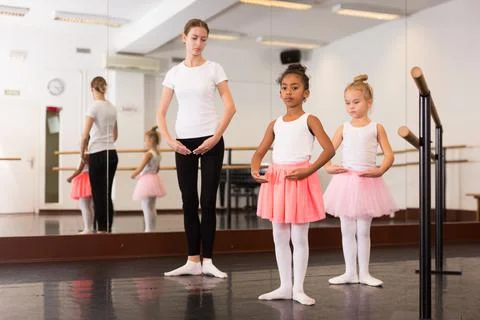 Two girls practicing choreographic elements Stockfoto's