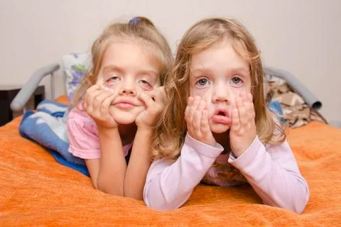 Two girls pulled a terrible faces Stock-Fotos
