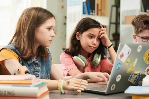 Two Girls using Computer in Library 스톡 사진