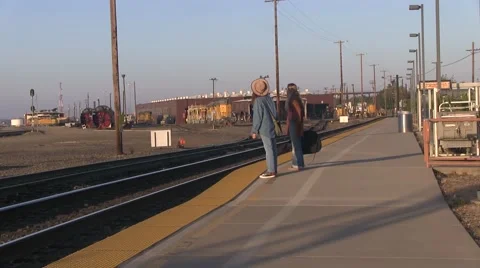 Two girls waiting for a train Vídeo Stock 41578296
