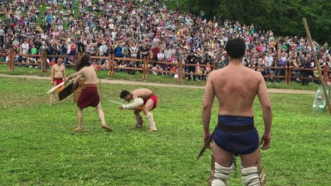 Two gladiators battle on a field Vidéo 76556738