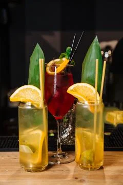 Two glasses of fresh soft drinks from orange and lemon. Foto stock