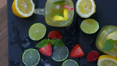 Two glasses of homemade lemonade Vídeos de archivo 74061566