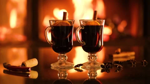 Two glasses with mulled wine on the fireplace background. 库存影片 166395440