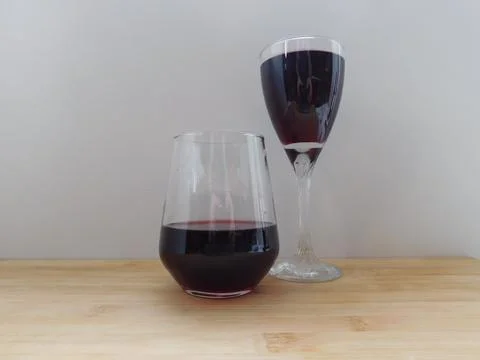 Two glasses of red wine on kitchen table Foto stock