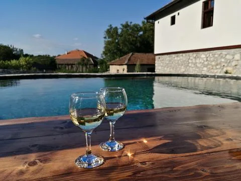 Two glasses of white wine by the pool Foto stock