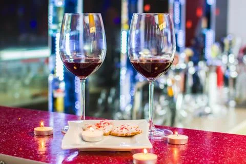 Two glasses of wine and heart-shaped cookies. Valentine's Day Fotos de archivo