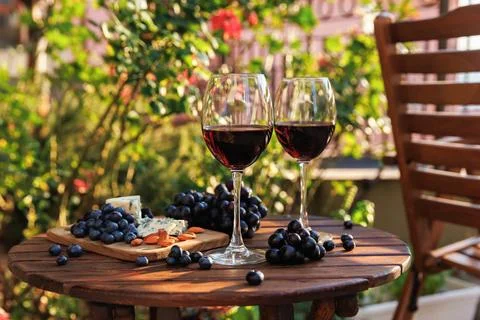 Two Glasses of Wine with Cheese Board and Grapes Foto stock