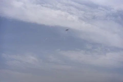 Two Gliders Soaring in Blue Sky With Wispy Clouds Over Open Airspace Fotos Stock