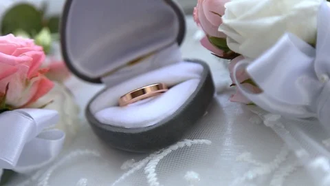 Two gold rings in a box for rings at the wedding Vidéo 123759896