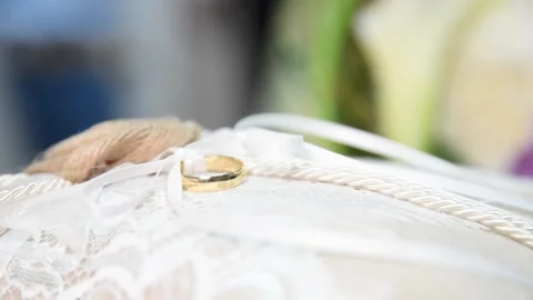 Two gold wedding rings for wedding day 库存影片 152303236