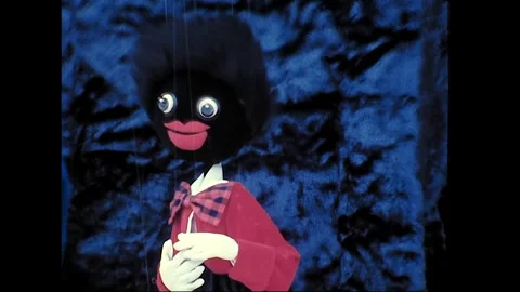 Two Golliwog String Puppets Entertain Crowd, Australia, 1976 스톡 동영상 339276627