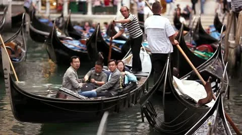 Two gondoliers chat while there gondolas pass by each other Stockbeeldmateriaal 12175498