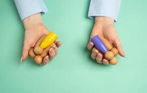 Two groups of human figures in the hands of a female arbitrator. Choose your  Foto stock