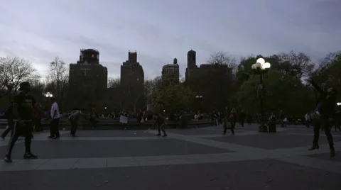 Two guys playing badminton in slow motion early evening Washington Square Park 스톡 동영상 57627969