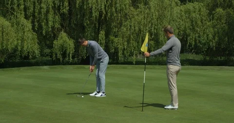 Two guys playing golf, one missis the putt and is annoyed! Vídeo Stock 101645118